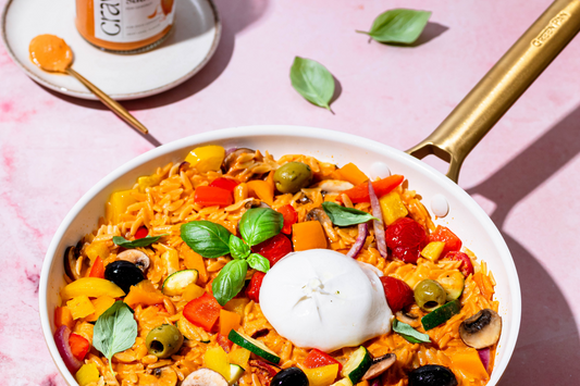 Mediterrane Risoni-Gemüse-Pfanne an cravy Paprikasauce