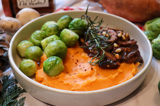 Cremiges Süßkartoffelpüree mit Pilz- Pinienkernsauce