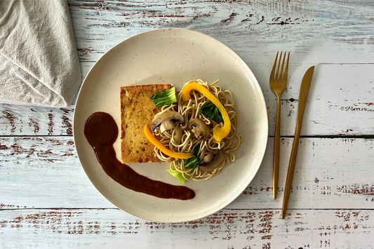 Gebratener Tofu mit knackigem Gemüse, Mie-Nudeln und Rotweinsauce