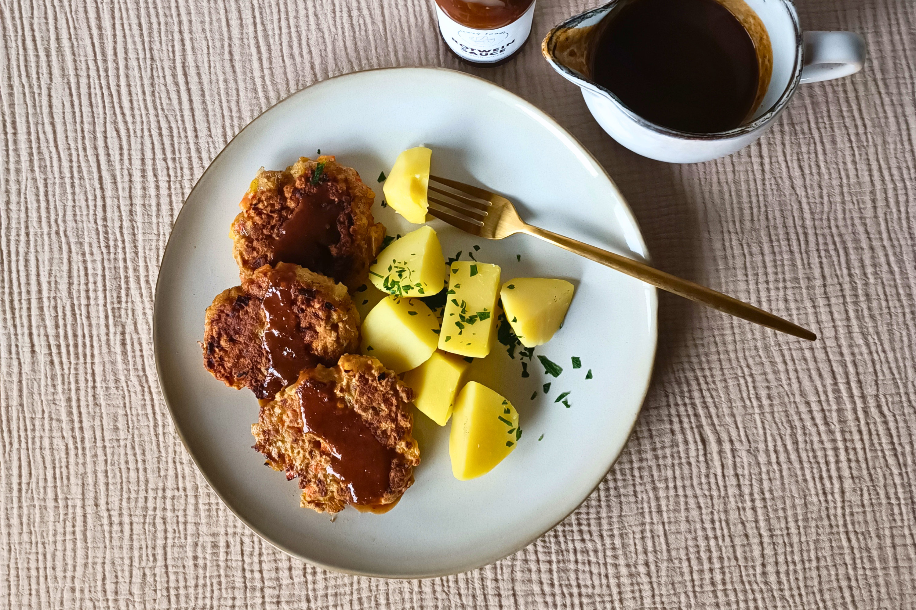 Gemüsebratlinge mit Salzkartoffeln und cravy foods Rotweinsauce